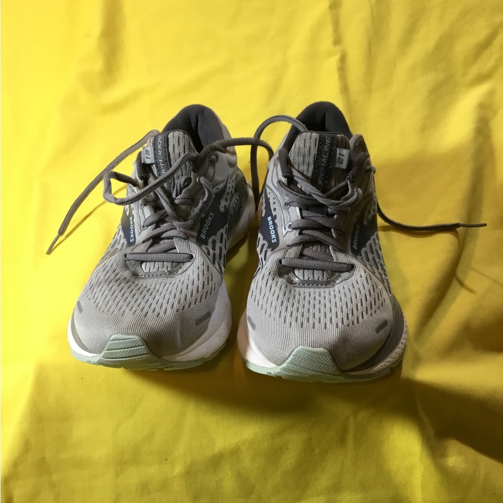 Brooks Women’s Adrenaline Gray Athletic Shoes size 6.5